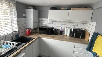House | Dapur peribadi | Peti sejuk, ketuhar gelombang mikro, ketuhar, dapur