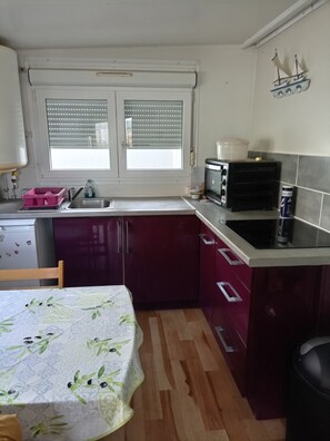 Kylskåp, mikrovågsugn, spishäll och diskmaskin