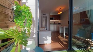 Una cocina moderna con armarios blancos, un microondas y una lámpara colgante.