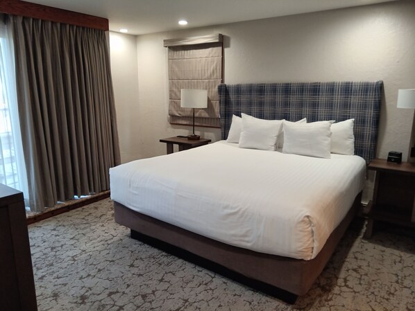 2 عدّة غرف نوم ومكواة/لوح كي وواي فاي وملاءات أسرّة