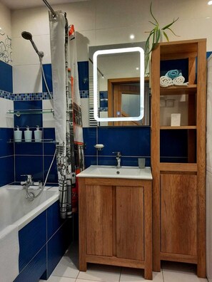 Een haardroger, handdoeken, zeep, shampoo