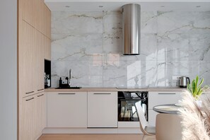 Comfort Apartment | Shared kitchen | Fridge, oven, stovetop, dishwasher - Doki -Montownia View by Grand Apartments (Gdansk)