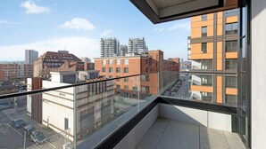 A modern building with a balcony overlooking a cityscape. - Doki -Montownia View by Grand Apartments (Gdansk)
