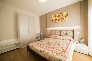 3 Schlafzimmer, Schreibtisch, Bügeleisen/Bügelbrett, Reisekinderbett