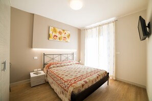 3 bedrooms, desk, iron/ironing board, travel crib - Finely furnished apartment a stone's throw from the sea with swimming pool, gym, WiFi (Cupra Marittima)