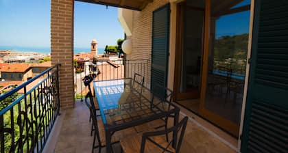 Finely furnished apartment a stone's throw from the sea with swimming pool, gym, WiFi