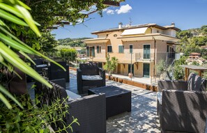Terrace/patio - Finely furnished apartment a stone's throw from the sea with swimming pool, gym, WiFi (Cupra Marittima)