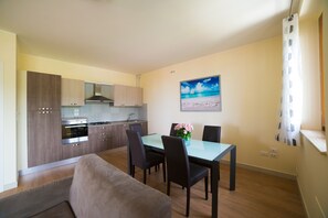 Dining - Finely furnished apartment a stone's throw from the sea with swimming pool, gym, WiFi (Cupra Marittima)