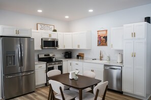 雪櫃、微波爐、焗爐、爐具