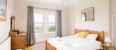 4 عدّة غرف نوم ومكواة/لوح كي وسرير سفر وواي فاي