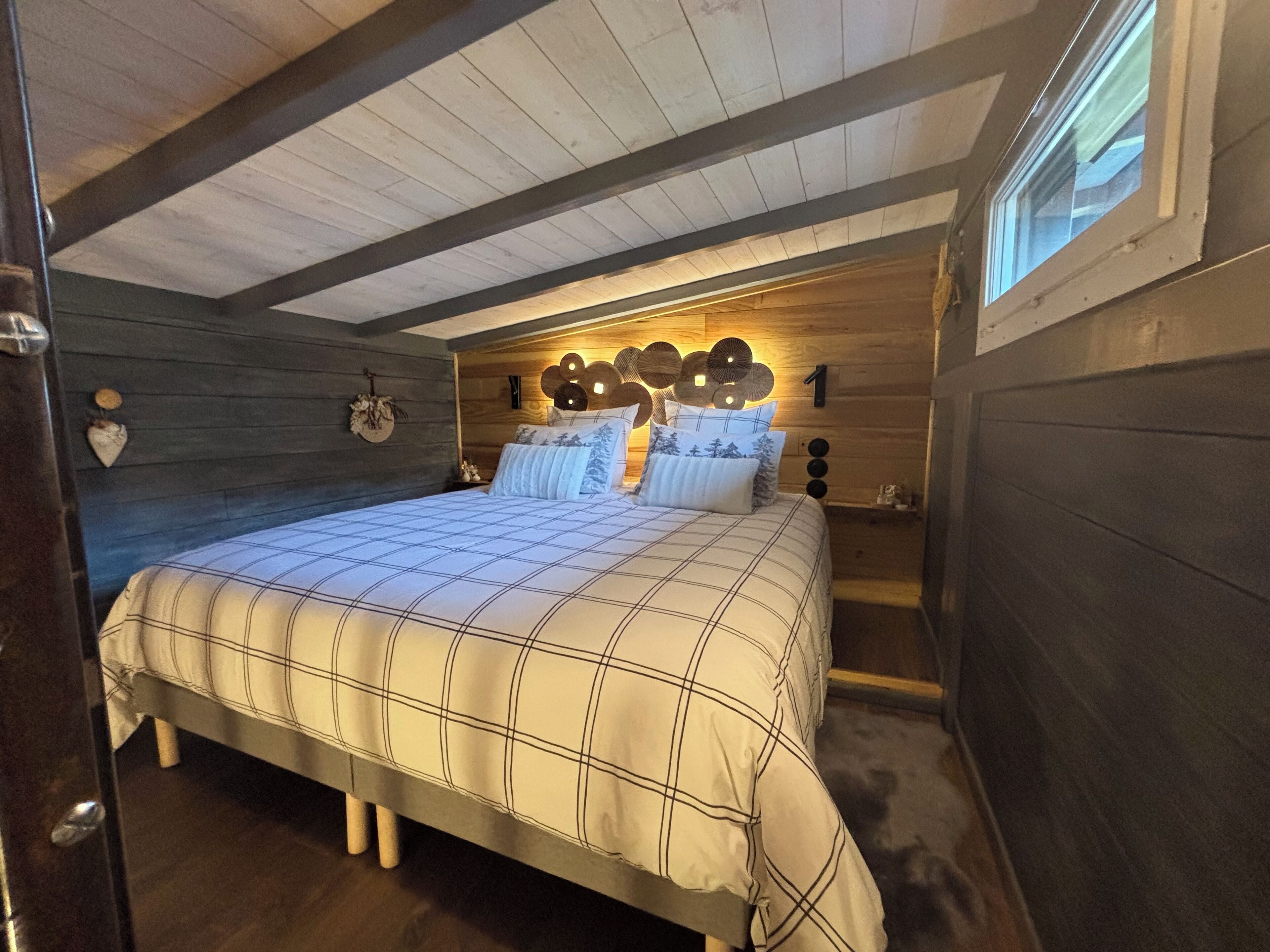 1 slaapkamer, een strijkplank/strijkijzer, gratis wifi, beddengoed