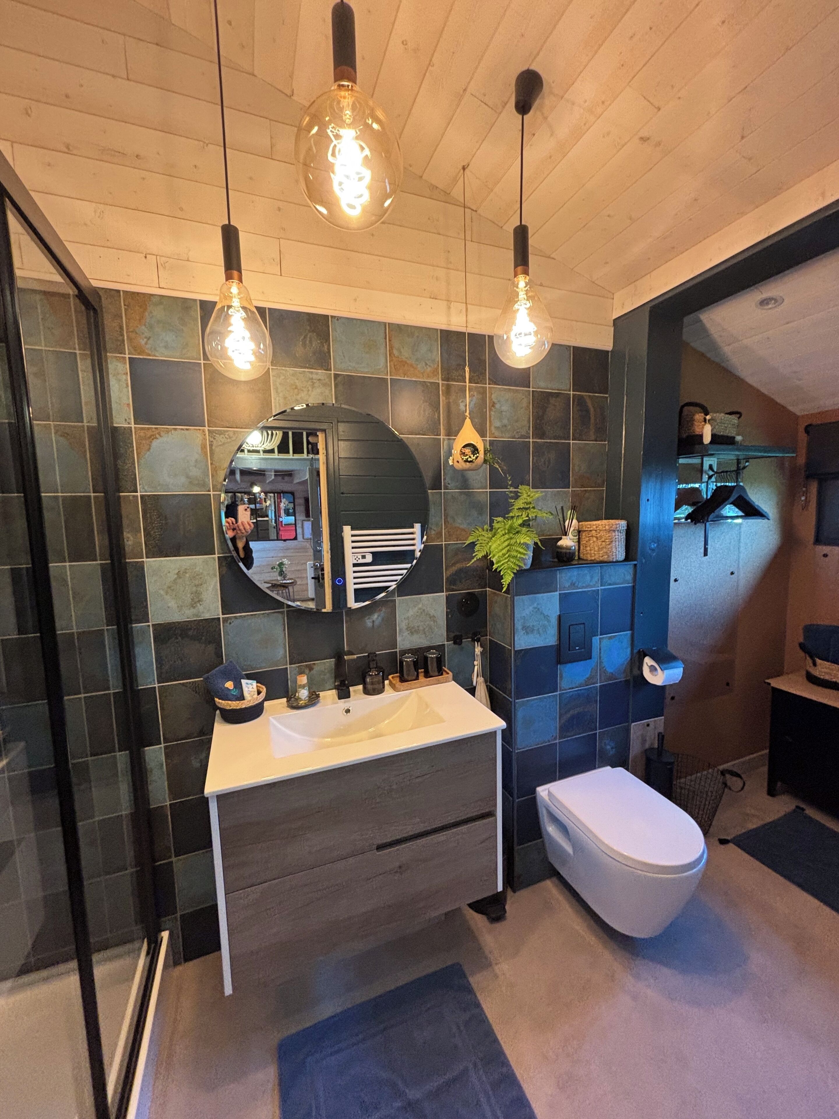 Douche, articles de toilette gratuits, sèche-cheveux, chaussons