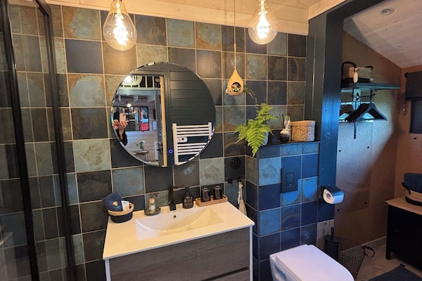 Dusche, kostenlose Toilettenartikel, Haartrockner, Hausschuhe