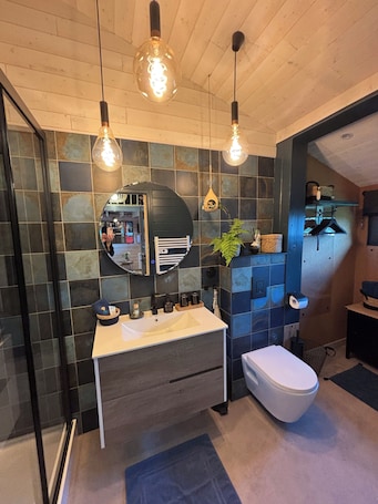 Shower, free toiletries, hair dryer, slippers. Tiny House LE Chalet