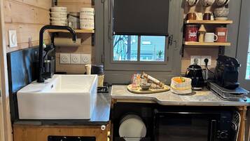 Een koelkast, een microgolfoven, een oven, een kookplaat