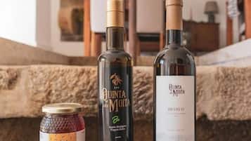 Tres botellas de vino Quinta da Moita sobre un repisa de piedra.