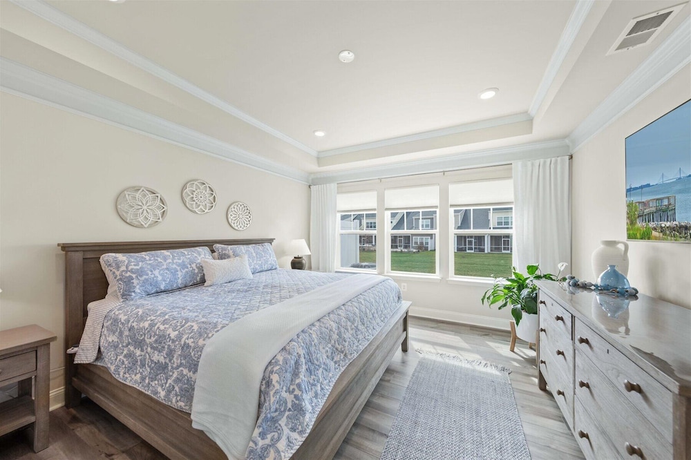 New!! Great summer availability Beautiful 4bedroom townhome at the