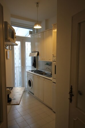 Fridge, microwave, oven, stovetop - A suite in the centre of Rome near via Veneto (Roma)