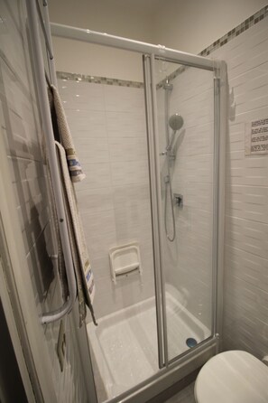 Shower, hair dryer, towels, soap - A suite in the centre of Rome near via Veneto (Roma)
