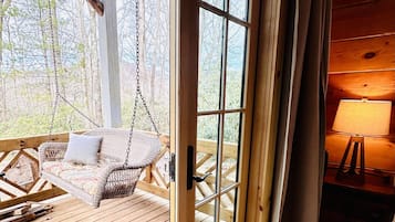 Smart TV, lareira, livros