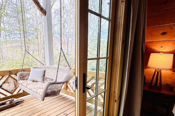 TV connectée, cheminée, livres