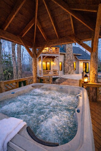 NEW LOG HOME in Hendersonville with fireplace, fire pit and Hot Tub