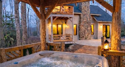 NEW LOG HOME in Hendersonville with fireplace, fire pit and Hot Tub