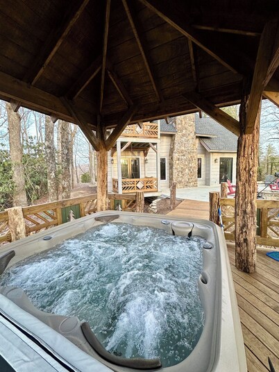 NEW LOG HOME in Hendersonville with fireplace, fire pit and Hot Tub