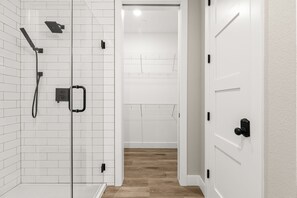 Een douche, handdoeken