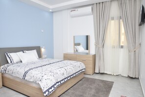 Comfort Penthouse, Non Smoking, City View | Premium bedding, down comforters, desk, laptop workspace - Complexe Immobilier le Silence CIS (Lomé)