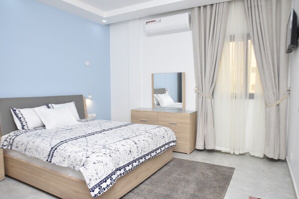 Comfort Penthouse, Non Smoking, City View | Premium bedding, down duvets, desk, laptop workspace - Complexe Immobilier le Silence CIS (Lomé)
