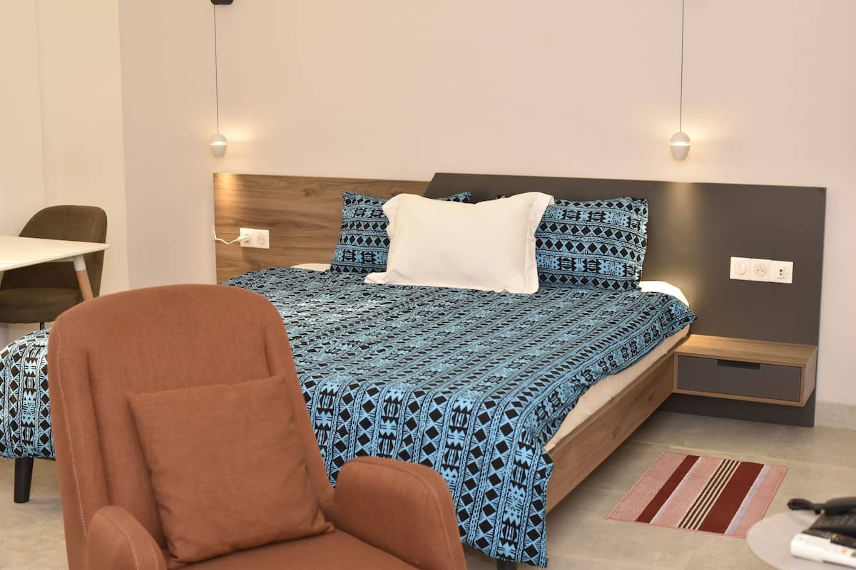 Deluxe Studio | Premium bedding, down comforters, desk, laptop workspace