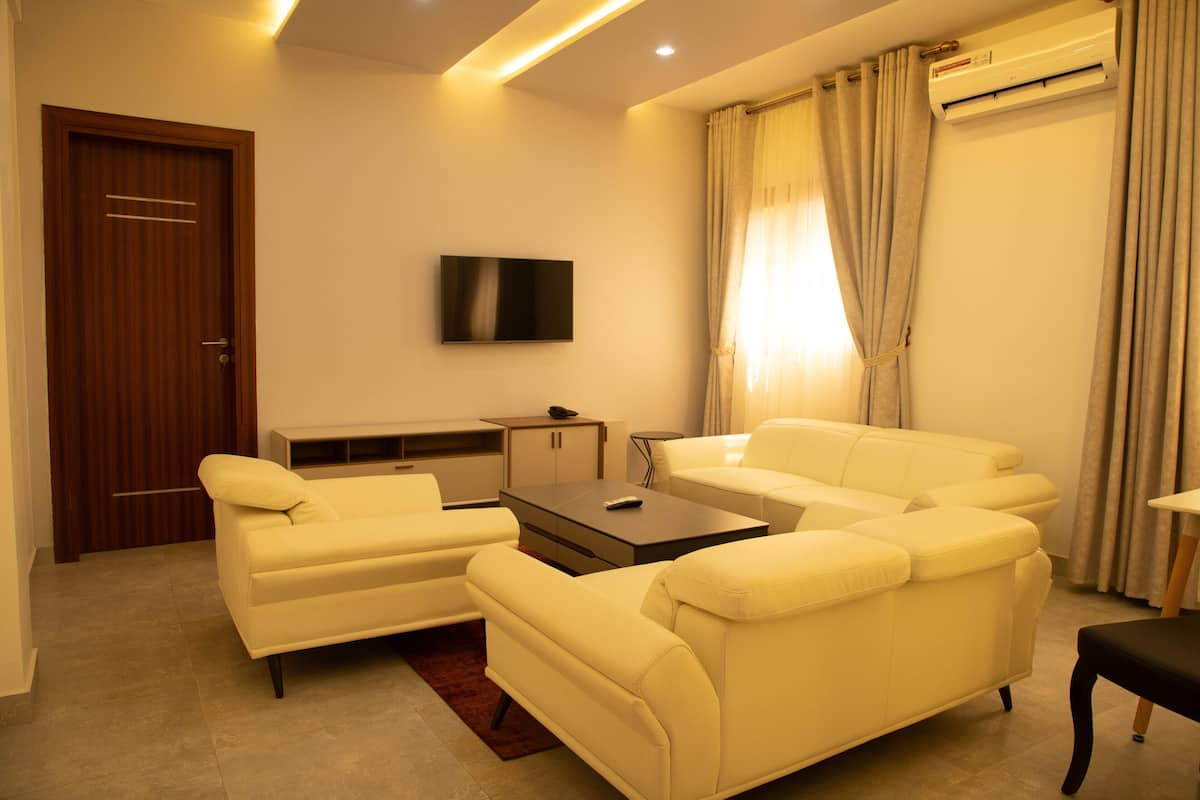 Family Penthouse | Premium bedding, down comforters, desk, laptop workspace
