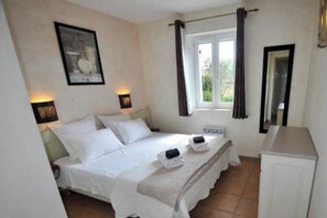 2 bedrooms, iron/ironing board, WiFi, bed sheets - Lovely dry-stone Bastidon in a private estate with swimming pool. (Gordes)
