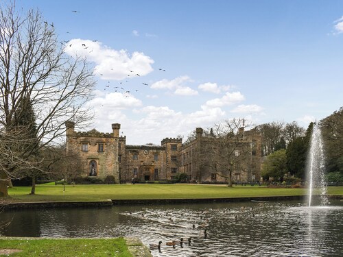 2 bedroom accommodation in Oakworth