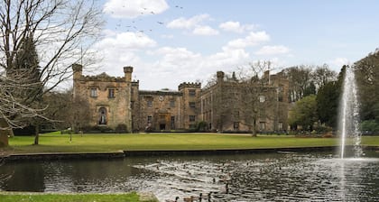 2 bedroom accommodation in Oakworth