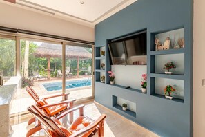 Una piscina al aire libre