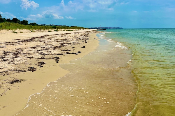 Vlak bij het strand, ligstoelen, strandlakens