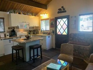 Private kitchen - The Gingerbread Cottage (Big Bear Lake)