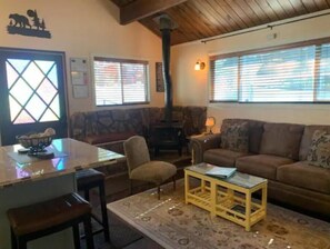 Living area - The Gingerbread Cottage (Big Bear Lake)