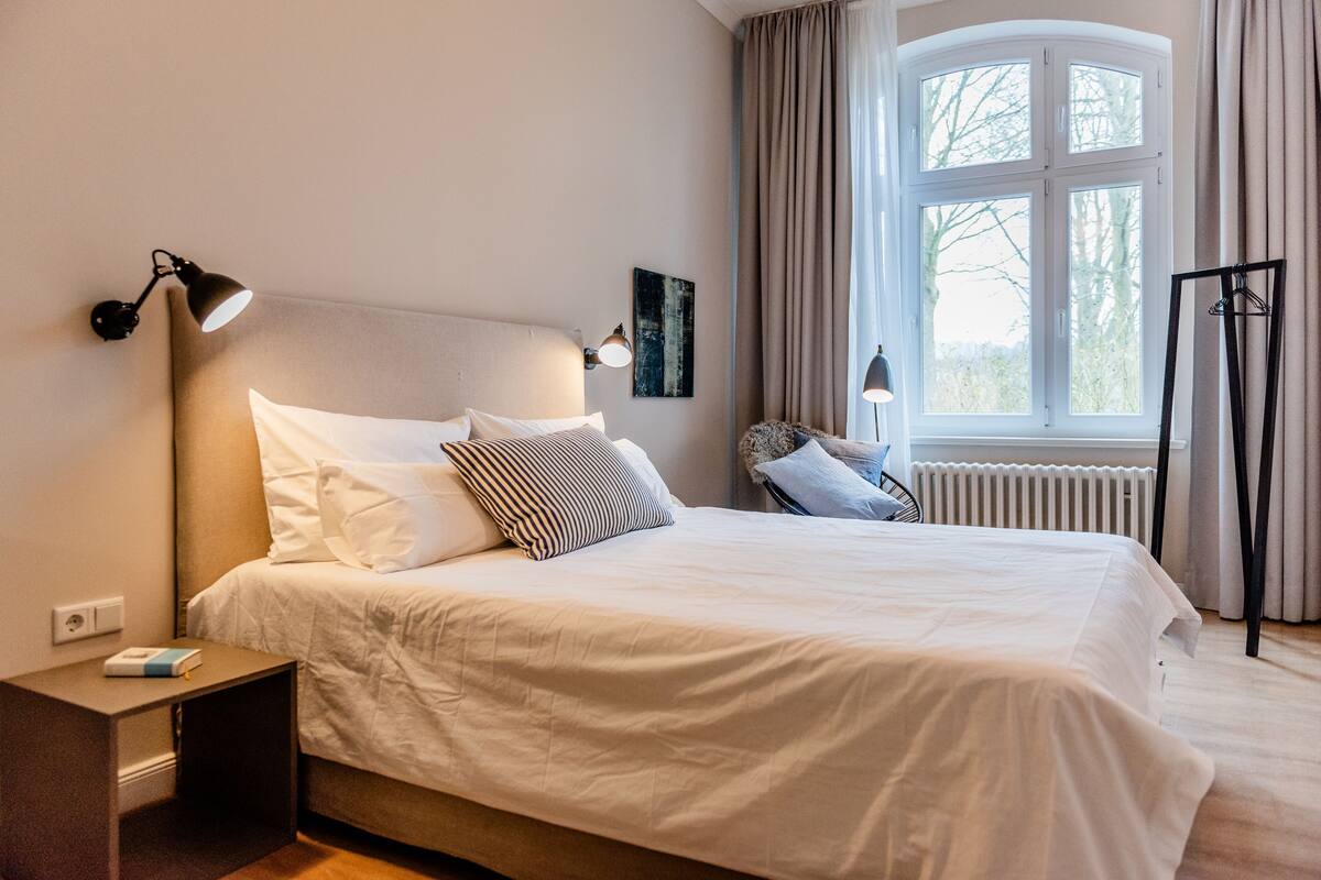 Habitación Confort doble | Ropa de cama de alta calidad, edredones de plumas, escritorio