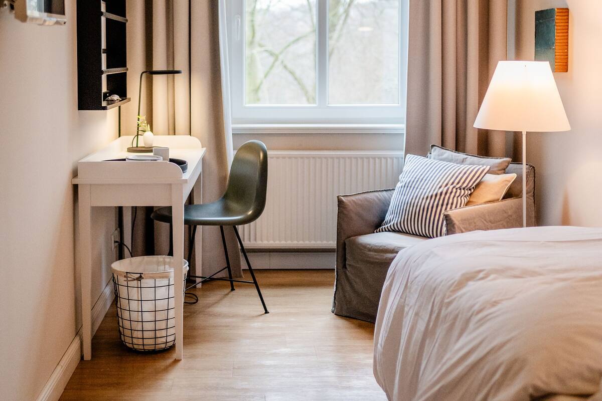 Habitación individual Confort | Ropa de cama de alta calidad, edredones de plumas, escritorio