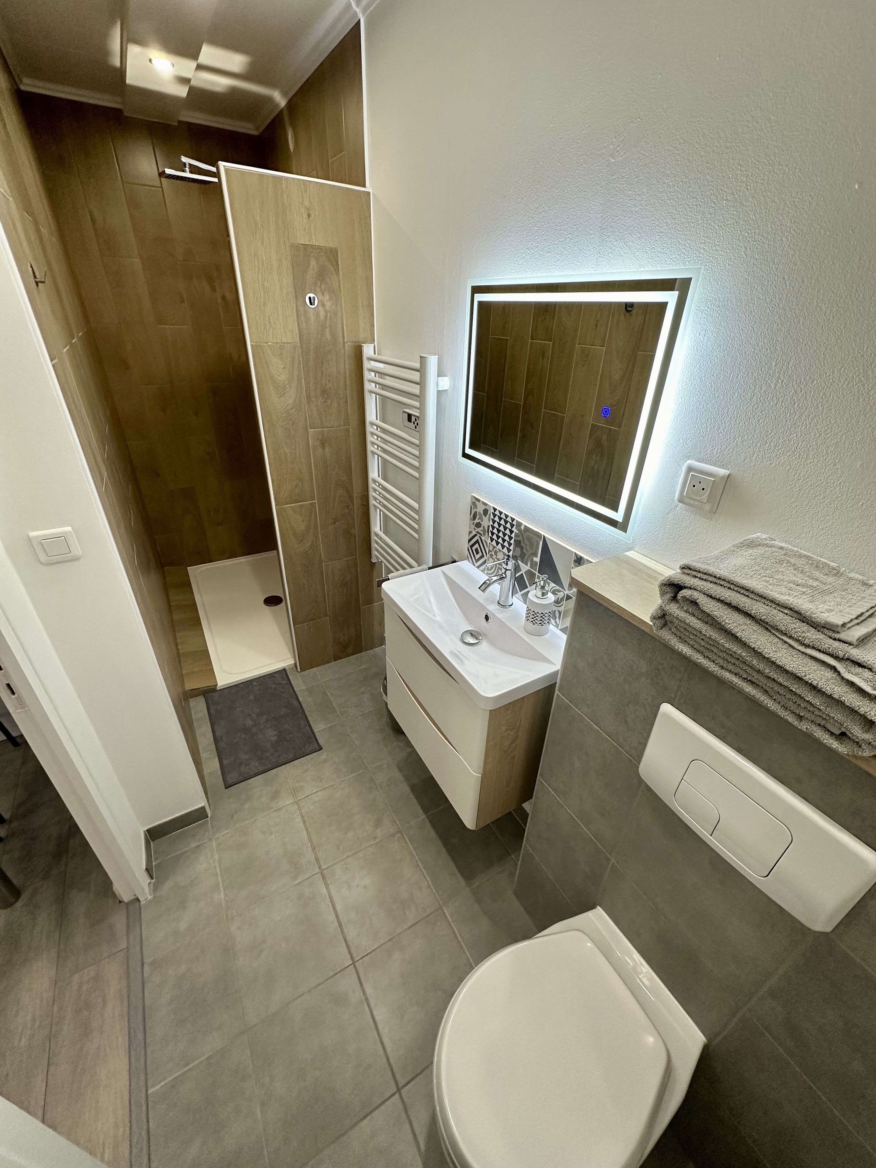 Dusche, Handtücher, Toilettenpapier
