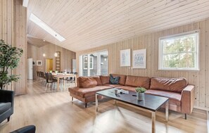 Tv, eldstad, bordsfotboll och ett bordtennisbord