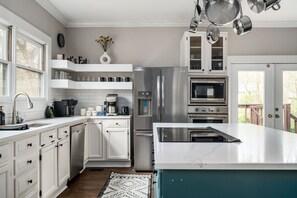 Réfrigérateur, micro-ondes, four, plaque de cuisson