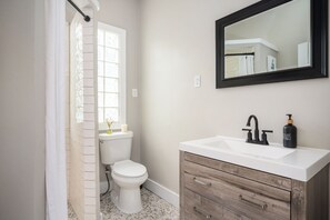 Douche, sèche-cheveux, serviettes fournies, savon