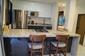 Frigorífico, microondas, cafetera o tetera y licuadora