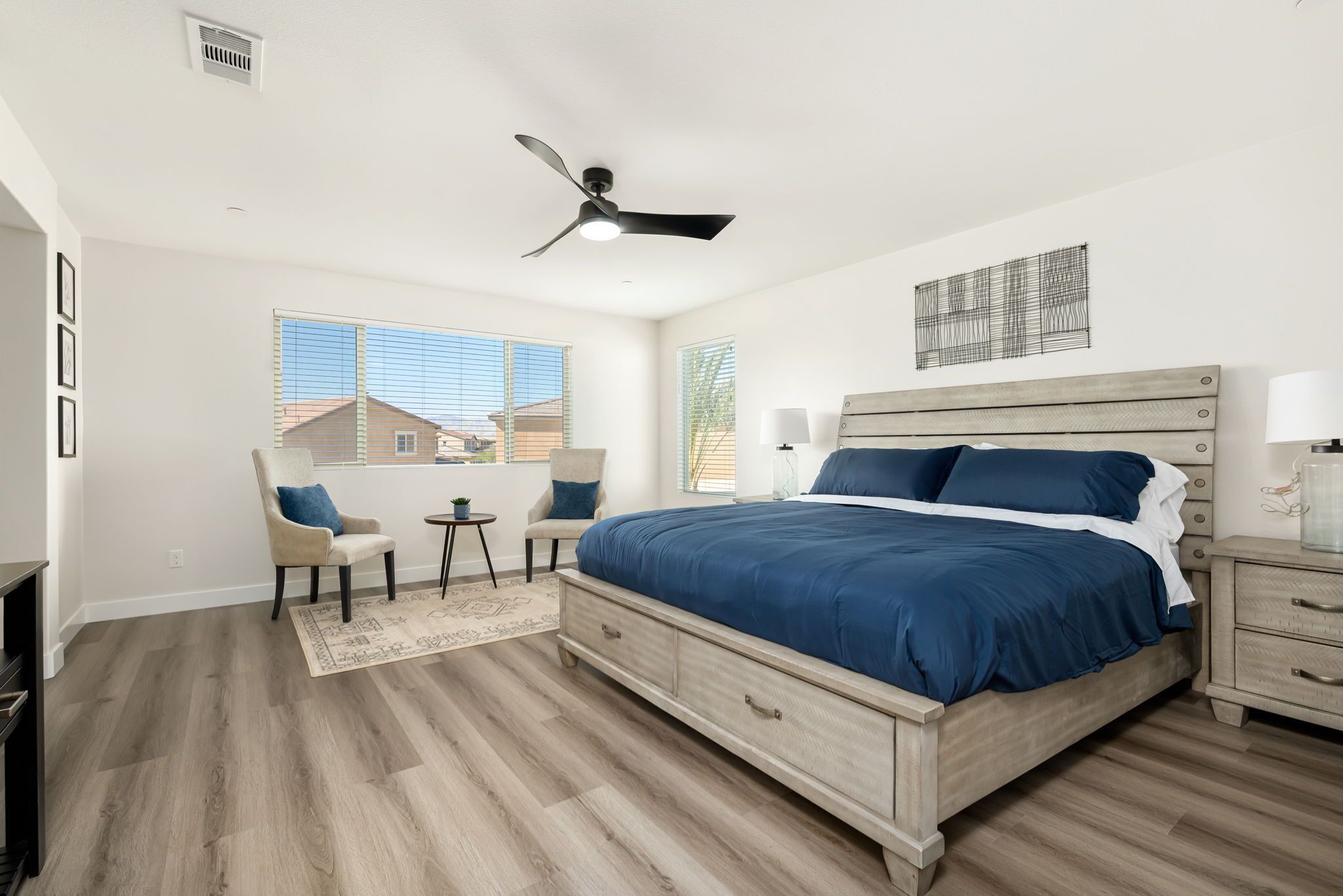 7 soverom, skrivebord, strykejern/-brett og reiseseng for barn