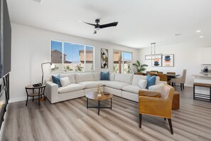 Smart TV, fireplace, video games - Casa Negra w/Pool, Spa & more! Close to Festivals! (Coachella)