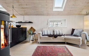 Fireplace - Awesome home in Føllenslev with WiFi (Føllenslev)